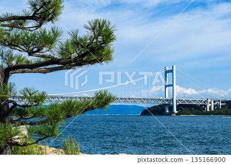 從下津防波堤看到的瀨戶大橋 從下津防波堤看到的瀨戶大橋 135166900