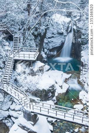 Yumori Valley (winter): Ryujin Falls Yumori Valley (winter): Ryujin Falls 135166920