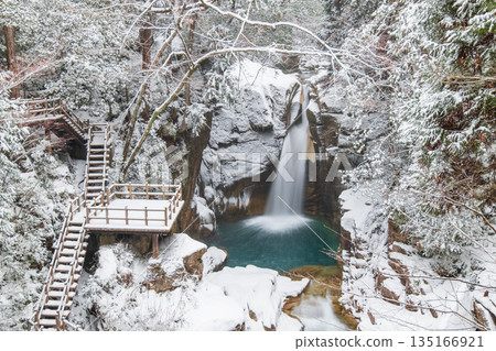 Yumori Valley (winter): Ryujin Falls Yumori Valley (winter): Ryujin Falls 135166921