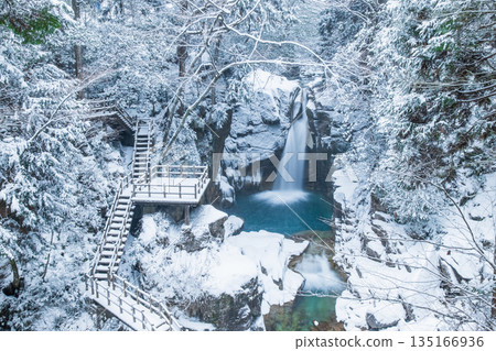 Yumori Valley (winter): Ryujin Falls 135166936
