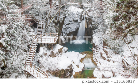 Yumori Valley (winter): Ryujin Falls 135166937