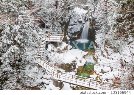 Yumori Valley (winter): Ryujin Falls 135166944