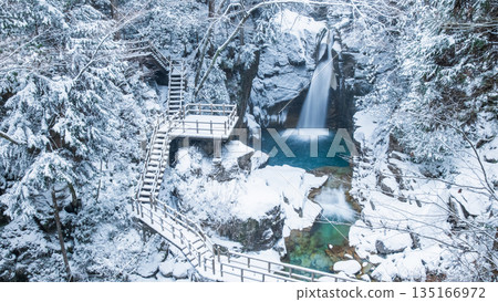 Yumori Valley (winter): Ryujin Falls 135166972
