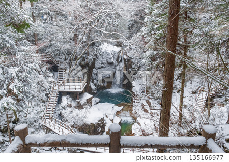 Yumori Valley (winter): Ryujin Falls 135166977