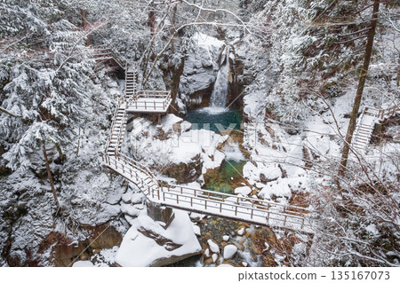 Yumori Valley (winter): Ryujin Falls 135167073