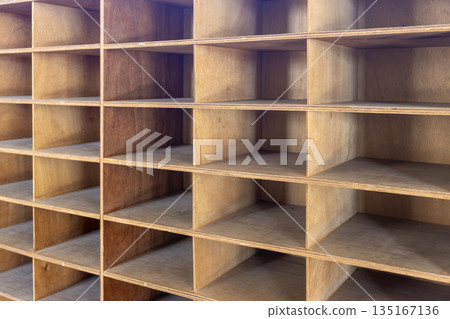 一款具有迷人舊木紋理的收納架 135167136