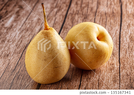 Ripe sweet yellow Chinese pear 135167341