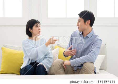 一對情侶在沙發上爭吵 135167414