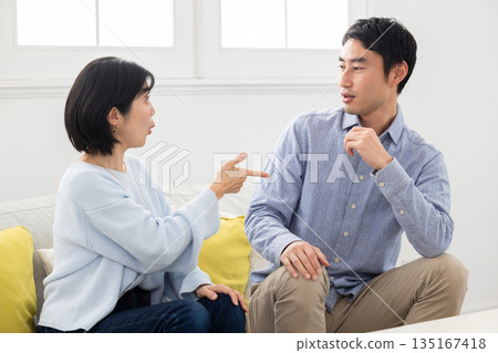 一對情侶在沙發上爭吵 135167418