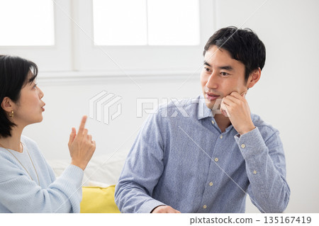 一對情侶在沙發上爭吵 135167419