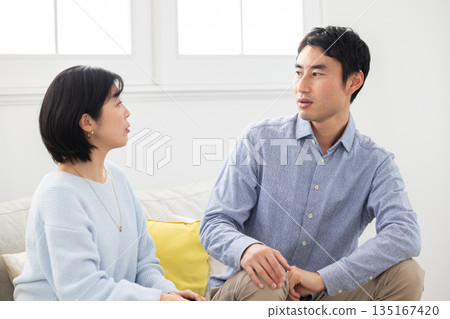 一對情侶在沙發上爭吵 135167420