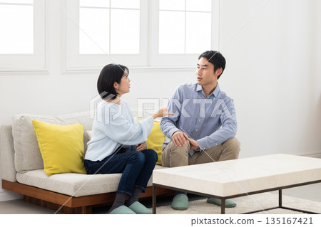 一對情侶在沙發上爭吵 135167421