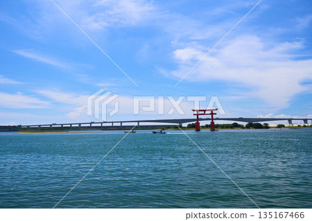 [濱松]站在弁天島湖上的大鳥居 135167466