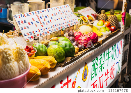 台灣高雄六合夜市的果汁攤 台灣高雄六合夜市的果汁攤 135167478