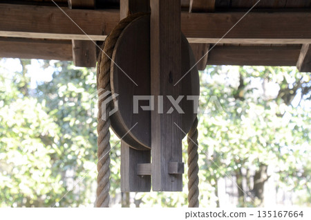 Pulley of a well Pulley of a well 135167664