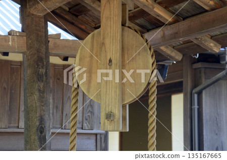 Pulley of a well Pulley of a well 135167665