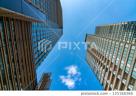 [東京] 從正下方看到的東京中城建築群 135168368