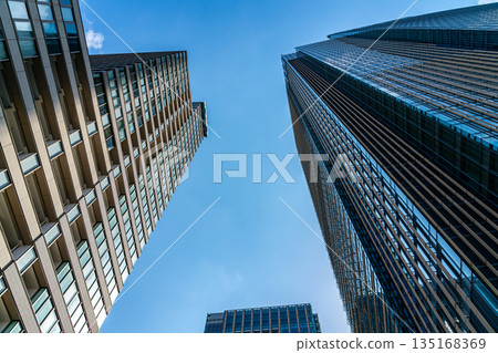 [Tokyo] Tokyo Midtown buildings seen from directly below 135168369
