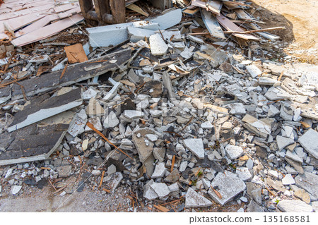 拆除舊木屋現場產生的瓦礫 拆除舊木屋現場產生的瓦礫 135168581