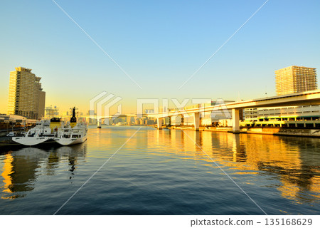 東京台場,首都高速公路海濱路線,有明交叉口夜景 東京台場,首都高速公路海濱路線,有明交叉口夜景 135168629