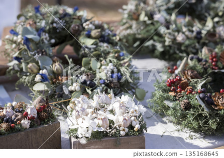 使用乾燥花的雜貨店形象：Marche 135168645