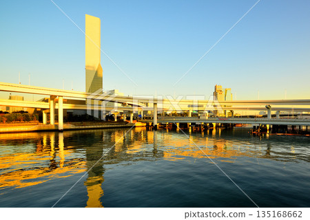 東京台場，首都高速公路海濱路線，有明交叉口夜景 135168662