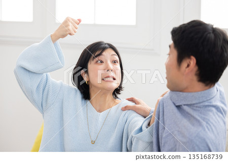 妻子攻擊丈夫，丈夫嚇壞了。 135168739