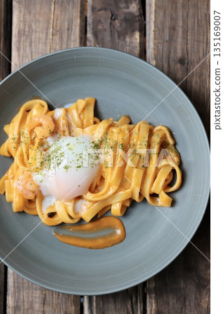 濃鬱的蝦仁奶油意麵，配扁麵條和一顆溏心蛋 135169007