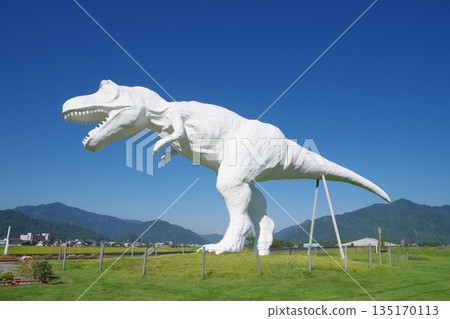 白色的Saurus 135170113