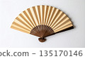 日式折扇鋪展於白色背景上 | 傳統日式之美與日式設計素材 135170146