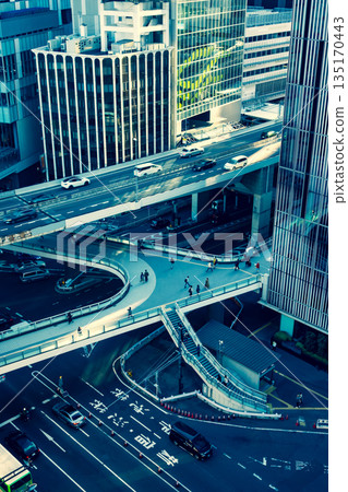 高速公路穿過十字路口 澀谷警察署前十字路口鳥瞰圖 2025.11 a-3 暖色調和冷色調 135170443