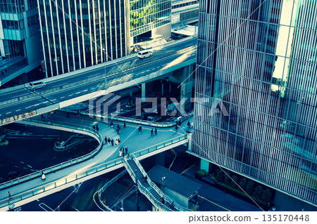 高速公路穿過十字路口 澀谷警察署前十字路口鳥瞰圖 2025.11 b-3 暖色調和冷色調 高速公路穿過十字路口 澀谷警察署前十字路口鳥瞰圖 2025.11 b-3 暖色調和冷色調 135170448