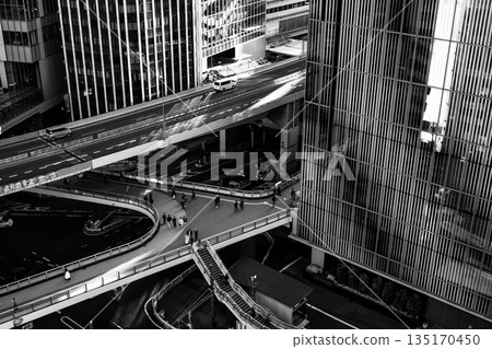 高速公路穿過十字路口，澀谷警察署前十字路口的俯視圖，2025年11月，b-5，單色 135170450