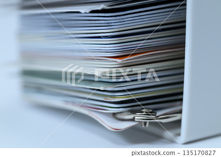 一疊卡片的特寫鏡頭 一疊卡片的特寫鏡頭 135170827