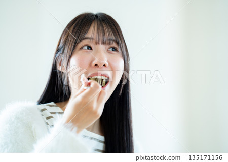 一個年輕的女人做飯 135171156