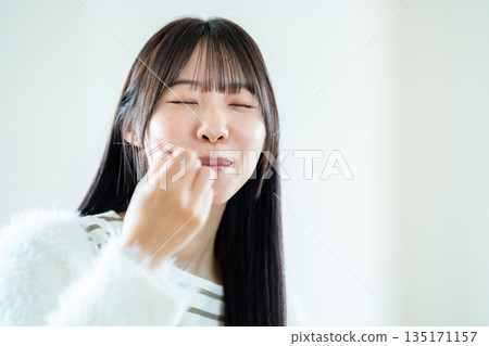 一個年輕的女人做飯 135171157