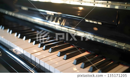 鋼琴鍵反射光線的特寫鏡頭 135171205