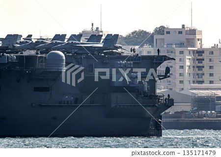 美國海軍核動力航空母艦「喬治華盛頓號」從神奈川縣橫須賀海軍基地出發，駛過東京灣的浦賀海峽。 135171479