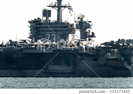 美國海軍核動力航空母艦「喬治華盛頓號」從神奈川縣橫須賀海軍基地出發，駛過東京灣的浦賀海峽。 135171483