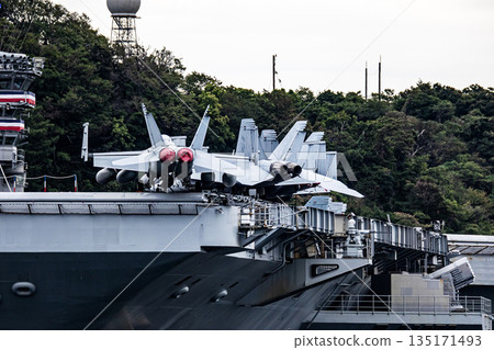 美國海軍「喬治華盛頓號」航空母艦是一艘搭載戰鬥機的核動力航空母艦，停泊在神奈川縣橫須賀海軍基地。 135171493