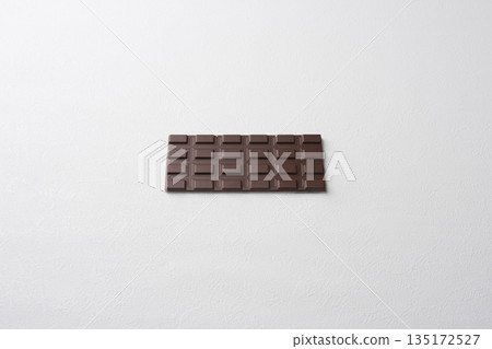 白色背景上的巧克力棒 135172527