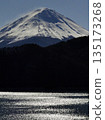 冬季的富士山和波光粼粼的湖面 135173268