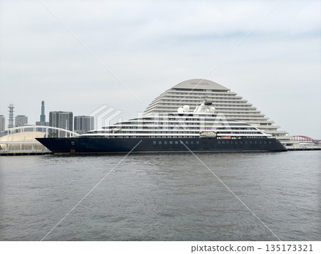 停泊在神戶港的豪華遊輪“Scenic Eclipse II” 停泊在神戶港的豪華遊輪“Scenic Eclipse II” 135173321
