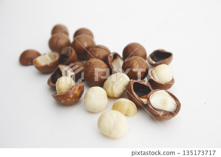 白色背景上的去殼澳洲堅果 白色背景上的去殼澳洲堅果 135173717