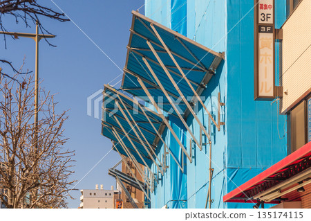 Safety measures at building construction sites: Falling object protection panels Safety measures at building construction sites: Falling object protection panels 135174115
