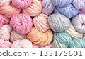 很多五顏六色的毛線球 135175601