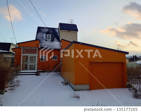 A detached house with orange exterior walls (winter) 135177205