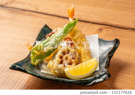 新鮮炸製的什錦天婦羅 135177626