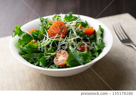 羽衣甘藍、番茄和綠花椰菜芽沙拉 135178180
