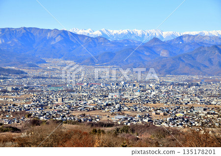 俯瞰上田市中心和北阿爾卑斯山脈（長野縣上田市）[2026.1] 135178201